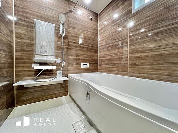 【B号棟バスルーム】一日の疲れた体を癒す極上の空間です。足をのばしてゆったりできるゆとりの浴槽。床・壁も心落ち着くカラーを選定しております。