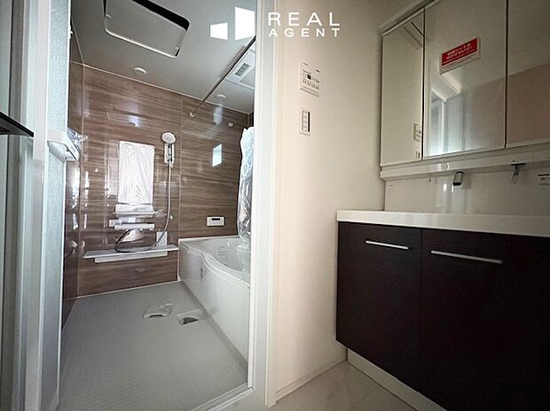 【B号棟洗面化粧台】しっかり身支度できるLED電気付き、三面鏡の洗面化粧台です。ハンドシャワー水栓のため洗面台のお掃除も簡単です。