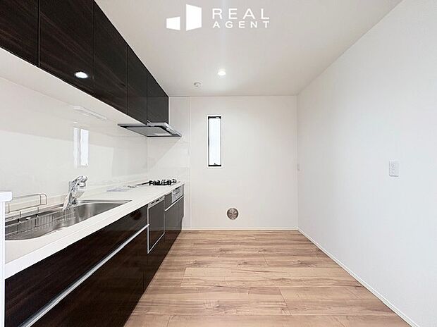 【B号棟キッチン】キッチンを壁付けにすることによって、リビングに空間を造りあげました。