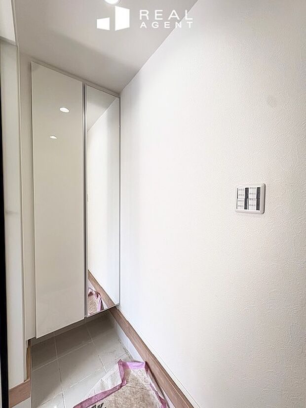 【B号棟玄関】シューズボックス付きで玄関先が綺麗に保てます。シューズボックスは姿見付きでお出かけ前の身支度もしっかり整えられます。