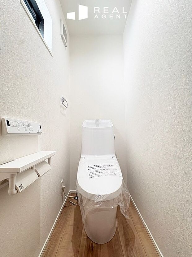 【B号棟トイレ】毎日使うトイレだからこそ、いつでも綺麗に。思わずスマホを見ながら長居してしまう、快適な空間を保ちやすいお手入れ簡単な素材・構造のトイレです。