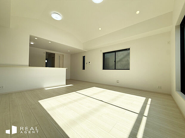 【2号棟リビング】白を基調としたシンプルな内装。内装のレイアウトを考えやすいリビング。引っ越し直後も、将来の模様替えもお楽しみいただけます