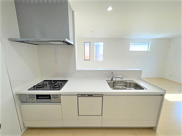 【キッチン同仕様完成施工例】生活を豊かにする充実の設備・仕様。心落ち着くカラーの内装。
ショールームにて、実際の仕様をご確認頂けます。お気軽にお問い合わせください。