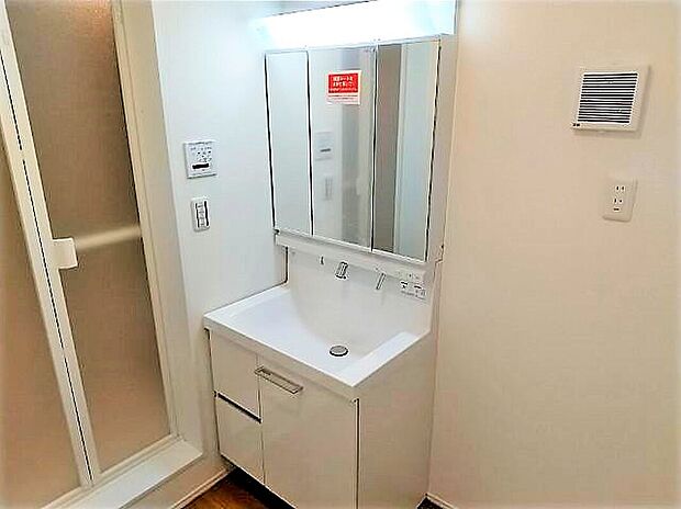 【洗面化粧台同仕様完成施工例】生活を豊かにする充実の設備・仕様。心落ち着くカラーの内装。
ショールームにて、実際の仕様をご確認頂けます。お気軽にお問い合わせください。