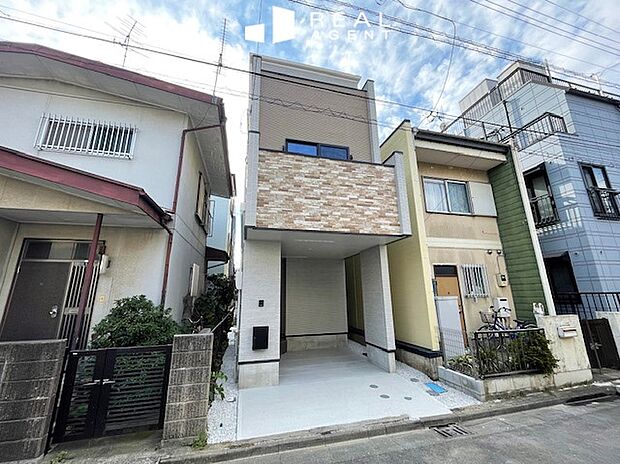 【現地外観写真】主寝室になる6.2帖の洋室はバルコニーに面しており、朝日を浴びながら目覚める朝も素敵です。