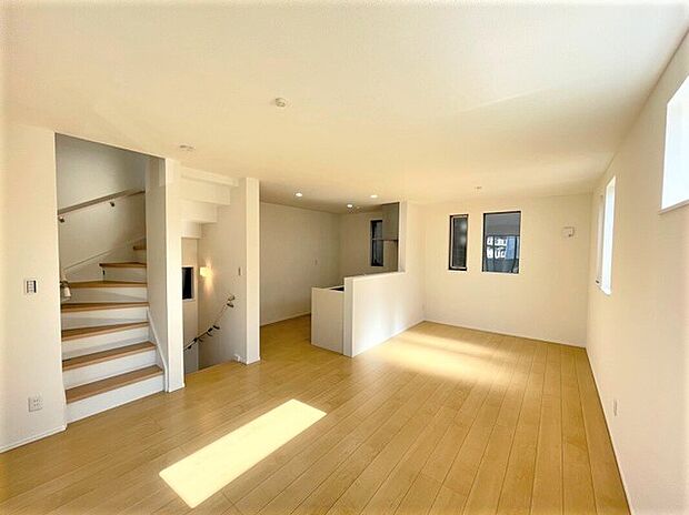 【リビング同仕様完成施工例】生活を豊かにする充実の設備・仕様。心落ち着くカラーの内装。
ショールームにて、実際の仕様をご確認頂けます。お気軽にお問い合わせください。