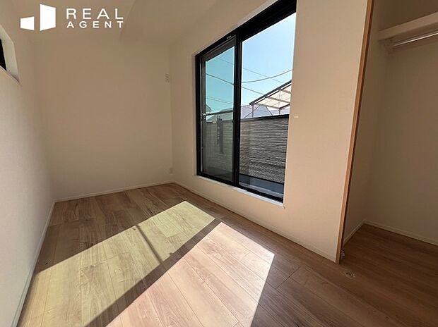 【洋室】自然な明るさで穏やかな空間に、ゆったりとした広さで安らかな時間を誘うくつろぎの間に♪