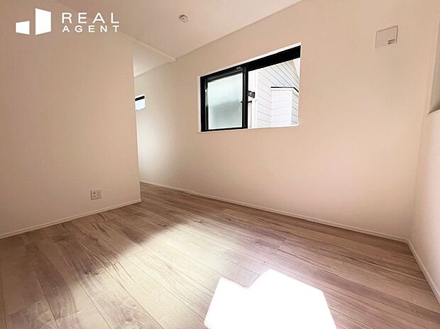 【洋室】ライフスタイルに合わせてお部屋のレイアウトを変更しやすいシンプルな内装。様々なテイストの家具とマッチします。