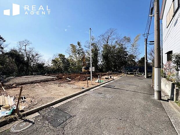 【現地撮影】敷地面積約117m2～141m2でゆとりがございます。全棟南東側バルコニーがあり陽当りにも恵まれます。