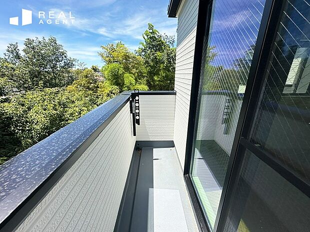 【A号棟バルコニー】開けた眺望で、緑豊かな景色と青空を感じることができます。