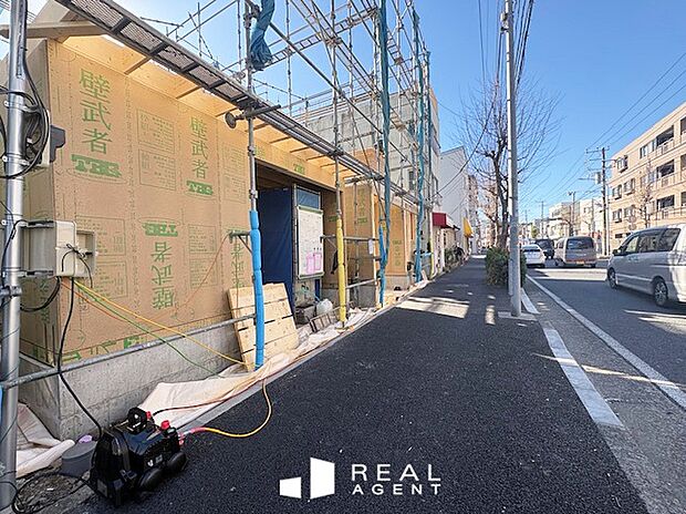 【現地前面道路】不動産をご購入する上で道路付けはとても重要です。
方位も大切ですが、建築基準法上のどの様な道路なのか、
しっかりとご説明をさせて頂きます。