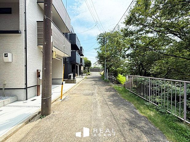 【現地前面道路】不動産をご購入する上で道路付けはとても重要です。方位も大切ですが、建築基準法上のどの様な道路なのか、しっかりとご説明をさせて頂きます。