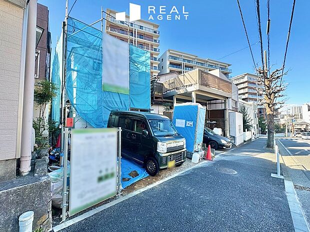 【現地前面道路】不動産をご購入する上で道路付けはとても重要です。方位も大切ですが、建築基準法上のどの様な道路なのか、しっかりとご説明をさせて頂きます。