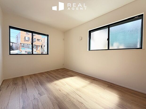 【洋室】お子様の成長や、ライフスタイルに合わせてお部屋のレイアウトを変更しやすいシンプルな内装。様々なテイストの家具とマッチします。