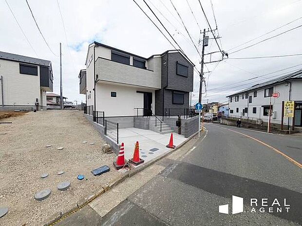 【現地前面道路】不動産をご購入する上で道路付けはとても重要です。方位も大切ですが、建築基準法上のどの様な道路なのか、しっかりとご説明をさせて頂きます。