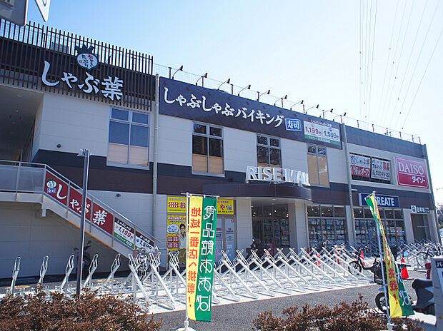 ライズモール戸塚(約240m)