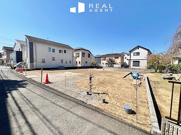 【現地前面道路】不動産をご購入する上で道路付けはとても重要です。方位も大切ですが、建築基準法上のどの様な道路なのか、しっかりとご説明をさせて頂きます。