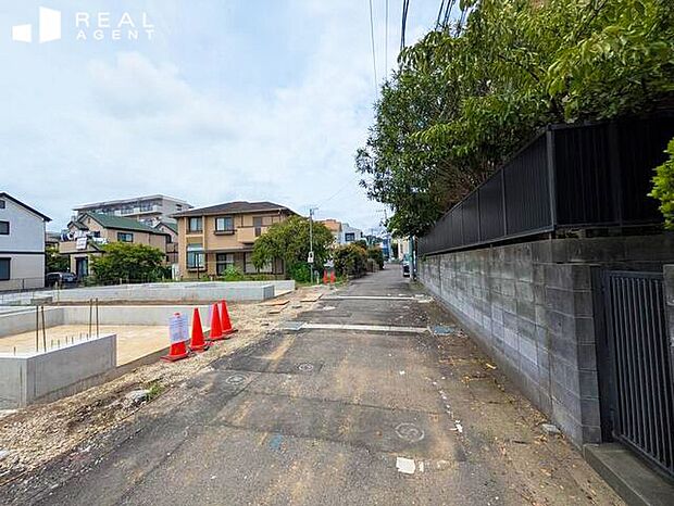 【現地前面道路】不動産をご購入する上で道路付けはとても重要です。方位も大切ですが、建築基準法上のどの様な道路なのか、しっかりとご説明をさせて頂きます。