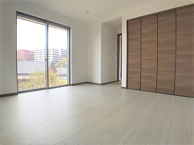 【洋室同仕様完成施工例】生活を豊かにする充実の設備・仕様。心落ち着くカラーの内装。
ショールームにて、実際の仕様をご確認頂けます。お気軽にお問い合わせください。