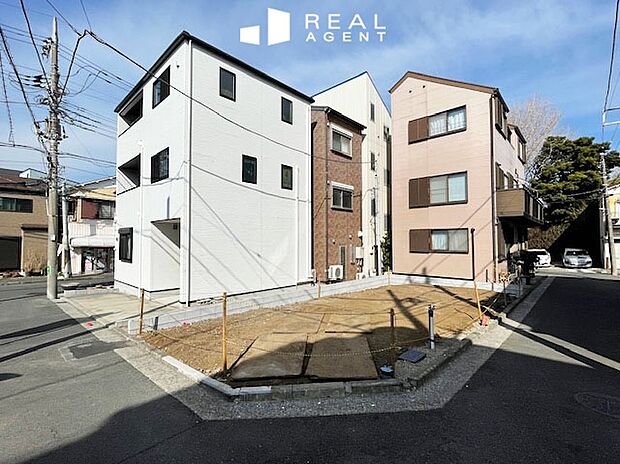 【現地撮影】南側、東側道路の角地で陽当たり・通風ともに良好♪開放感あふれる現地です。