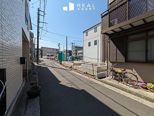 【現地前面道路】不動産をご購入する上で道路付けはとても重要です。方位も大切ですが、建築基準法上のどの様な道路なのか、しっかりとご説明をさせて頂きます。