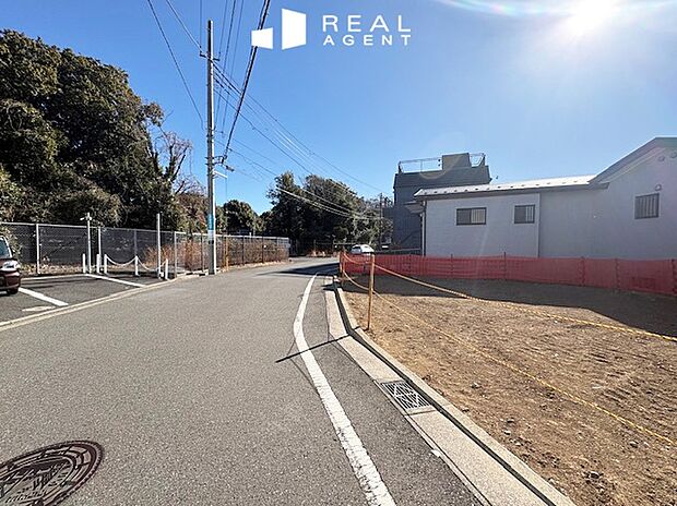 【現地前面道路】敷地と道路に高低差がないため車庫入れもスムーズ。道路舗装もしっかりされているため自転車やベビーカーもすいすい通行できて安全です。
