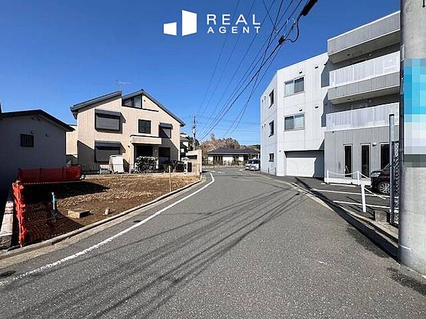 【現地前面道路】敷地と道路に高低差がないため車庫入れもスムーズ。道路舗装もしっかりされているため自転車やベビーカーもすいすい通行できて安全です。