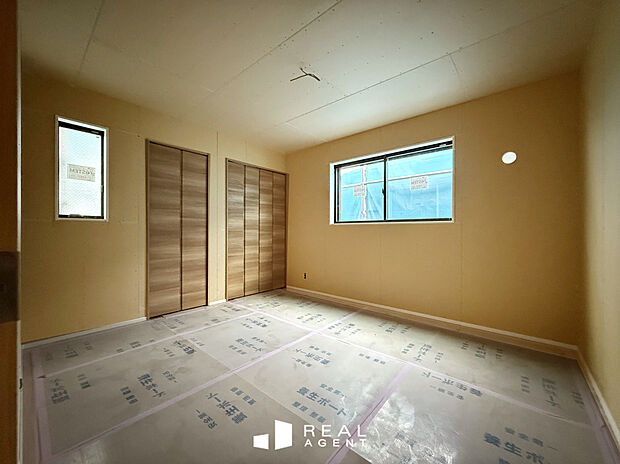 【B号棟洋室】
約7帖の寝室には2つのクローゼット付き◎大きなベッドを置いてもゆとりのある空間で、リラックス時間をお過ごしください♪