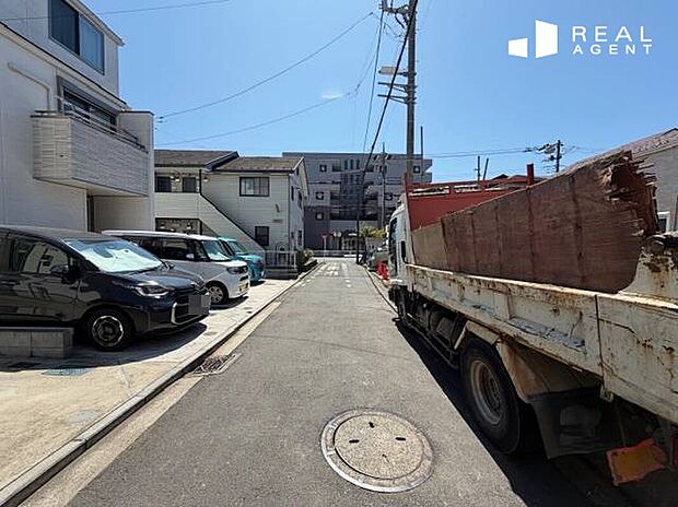 【現地・前面道路】お車でのアプローチもご案内させて頂きます。お車と徒歩のアプローチをご一緒しますので、なんなりとご質問下さい。
