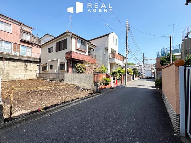 【現地前面道路】お車でのアプローチもご案内させて頂きます。お車と徒歩のアプローチをご一緒しますので、なんなりとご質問下さい。
