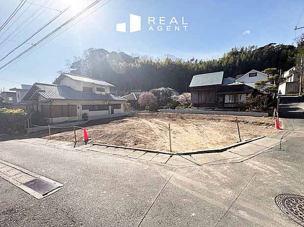 【現地撮影】逗子駅徒歩約13分。逗子海岸まで徒歩約17分なので海辺に近い理想のマイホームが手に入ります。車種により2台駐車可能。お気軽にお問い合わせください。