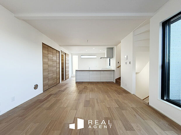 【リビング】家具のレイアウトがしやすいシンプルな形状で、空間を存分に有効活用できます。