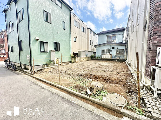 【現地撮影】参考プランは車庫付きの4LDK。各居室収納付きの洋室にキッチンにはパントリー付きで収納豊富。2箇所にバルコニーがあり、風通しの良い3階建て参考プラン。