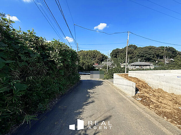 【現地前面道路】敷地と道路に高低差がないため車庫入れもスムーズ。道路舗装もしっかりされているため自転車やベビーカーもすいすい通行できて安全です。