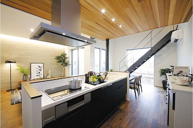 【苫編モデルハウス】家族みんなで食卓を囲むダイニングレイアウト。キッチンからテーブルまでの真っすぐな動線がポイントです。