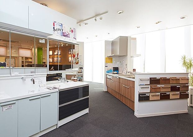 2階ショールームで、実際に見て触って選んでいただけます。