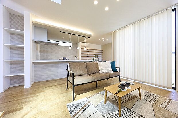 【完成イメージ】白の優しい風合い。インテリアスタイルに合わせた家具、カーテン付きになっています。