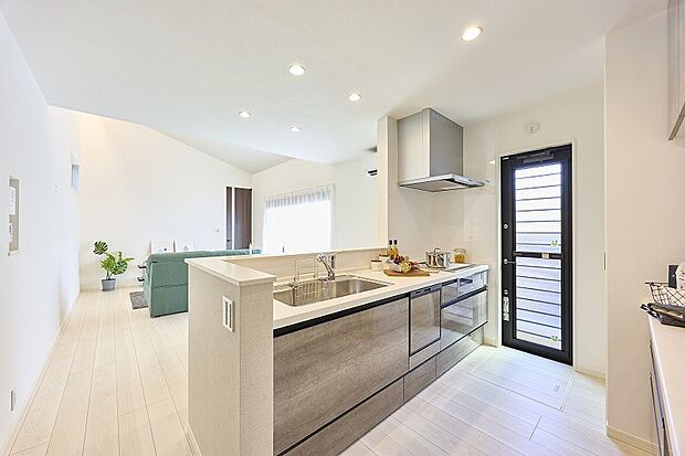 料理をしながらでもご家族との会話を楽しめる対面キッチン。