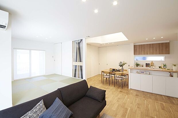 【【広畑モデルハウス】】タタミのスキップフロアや上部に吹抜けがあるLDK。立体的なふれあいが可能となり、 リビングを中心に家族が一体となった豊かな時間を過ごすことができます。