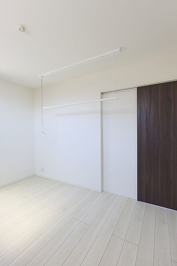 【室内物干し金物 】室内干しに便利な天井付け物干し金物。使わないときは簡単に取り外しができるので、ジャマになりにくく、すっきりとさせることができます。