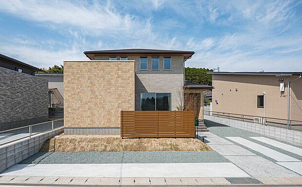 吹き抜けから降り注ぐ自然光が、明るく開放的な空間を創り出す住まい