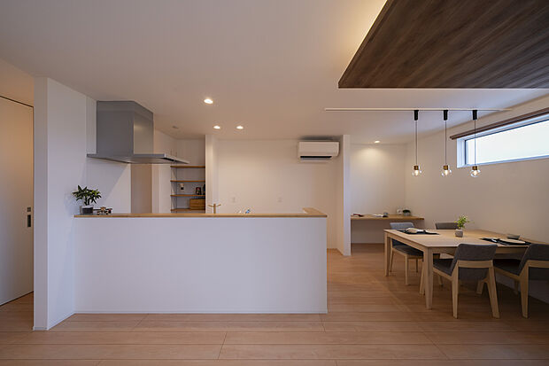 空間にリズムと立体感が生まれる折り下げ天井