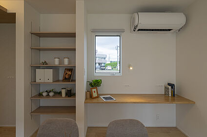 造作カウンターと飾り棚