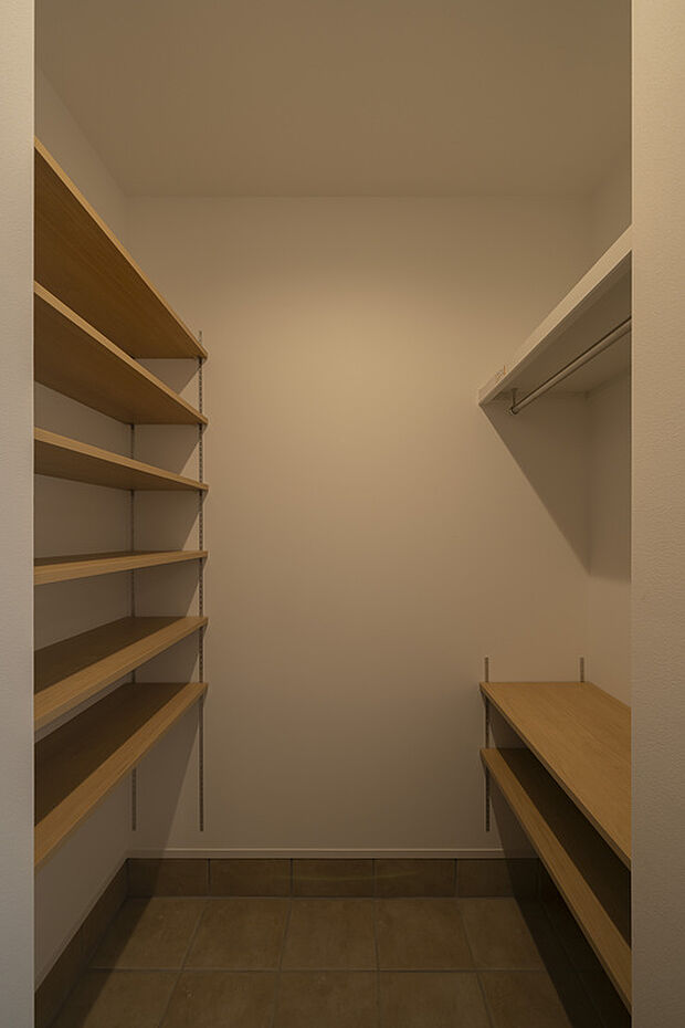 【シューズインクローゼット】靴だけでなくいつも使うジャケットなども掛けられるシューズインクローゼット。