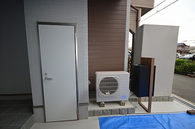 【宅配ボックスと収納】玄関には大容量収納を完備。共働きのご家族や休日のお出かけ時にもお荷物が受け取れる宅配ボックス。