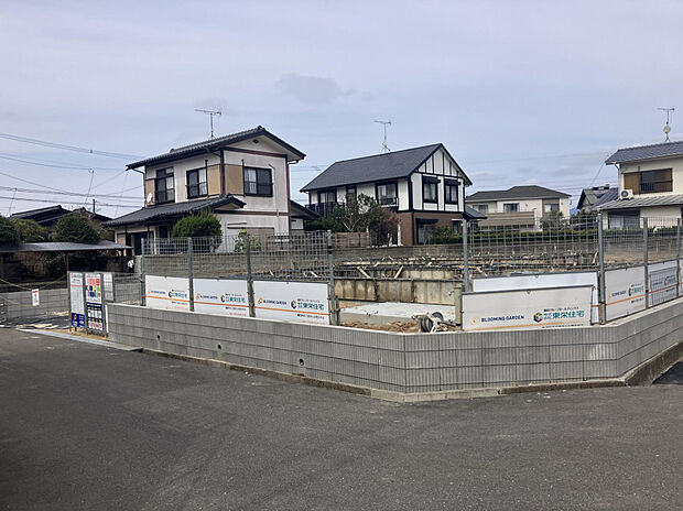 【前面道路含む現地写真】南東4.4m公道、南西4.5m公道