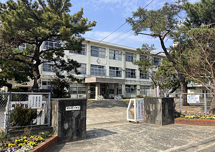 西戸崎小学校 450m