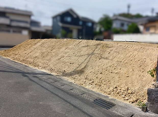【現地写真】撮影時期:2026年6月中旬完成予定:2026年11月中旬接道状況:南4.0m公道、東3.8m公道