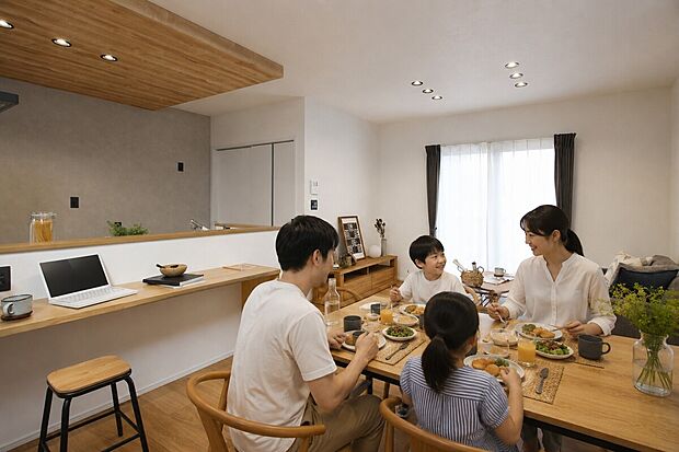 【A棟】LDK|自然素材ならではの優しい肌触りとぬくもりが魅力のナラの床。家族が長い時間を過ごすリビングだからこそ、本物の木の質感にこだわる。毎日の何気ない時間を、より心地良いものにしてくれる。