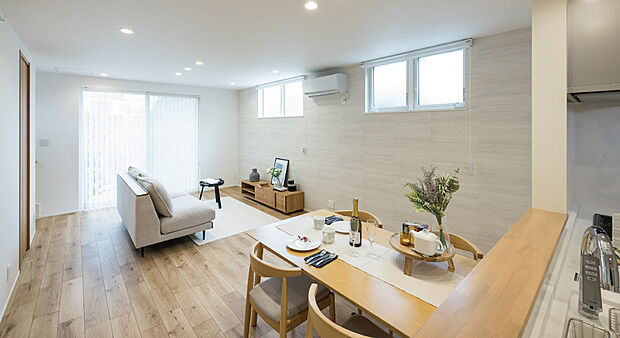 【1号地モデルハウス公開中】南を含む3方の窓から、光や風がたっぷりと舞い込む約17.83帖のゆったり空間。心地よい寛ぎ空間をご体感いただけます。LDや主寝室の床暖房等の快適設備、充実収納も見所です。